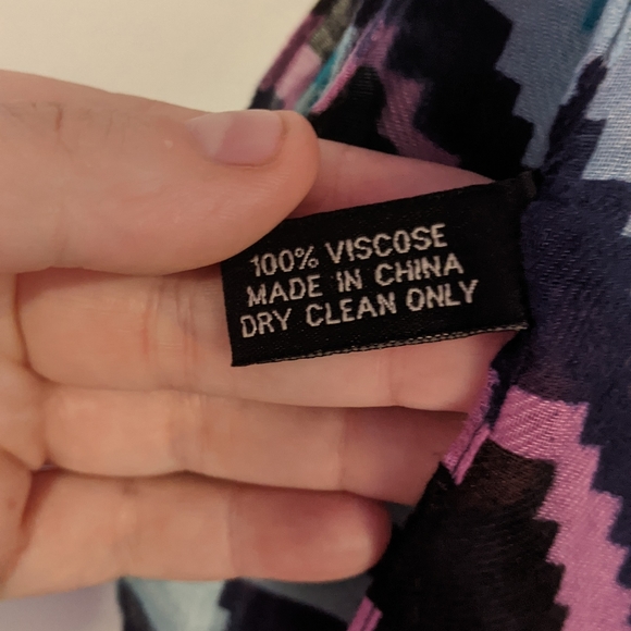 Beautiful vibrant soft flowy scarf - Picture 8 of 10